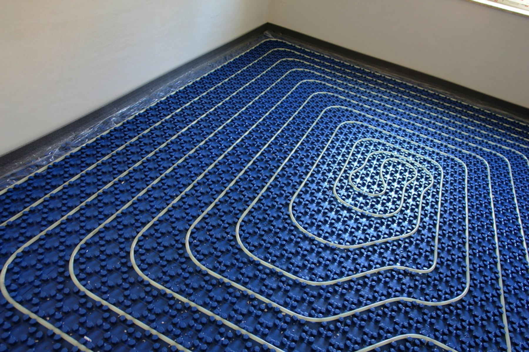 Fußbodenheizung mit verlegten Rohren – Handwerk von Freundt Heizungsbau